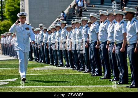 Marine. Admiral Mike Mullen, Vorsitzender der Joint Chiefs Of Staff, salutiert während der Abschlussfeier in West Point Kadetten Stockfoto