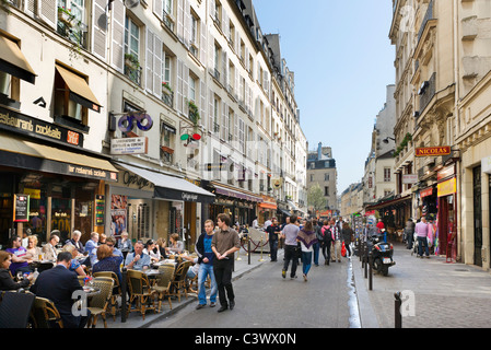 Geschäfte und Restaurants auf der Rue Buci, Viertel Saint Germain, Paris, Frankreich Stockfoto