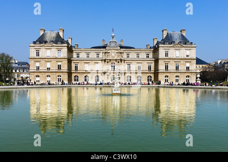 Der Luxembourg-Palast aus dem Jardin du Luxemburg, 6. Arrondissement in Paris, Frankreich Stockfoto