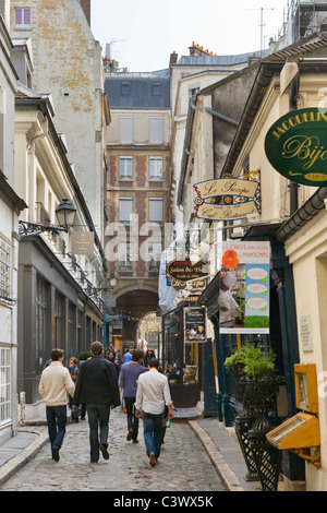 Geschäfte auf der Cour du Commerce St Andre abseits der Rue St. Andre des Arts, Viertel Saint Germain, Paris, Frankreich Stockfoto