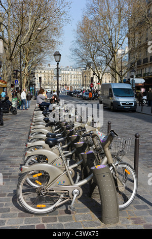 Velib Bike-sharing-Station am Place St Michel, Quartier Latin, Paris, Frankreich Stockfoto