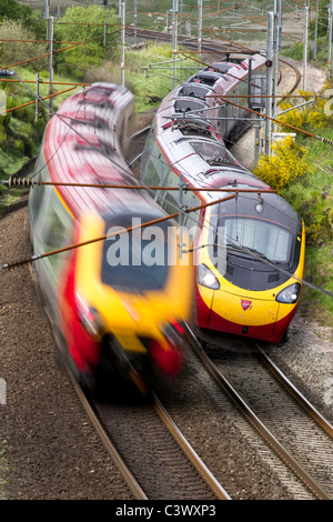 Zwei Virgin Rail Passagiere Neigezüge passieren jedes anderen Reisen Jungfrau pendolino und Voyager Personenzüge in Shap, Cumbria, Großbritannien Stockfoto