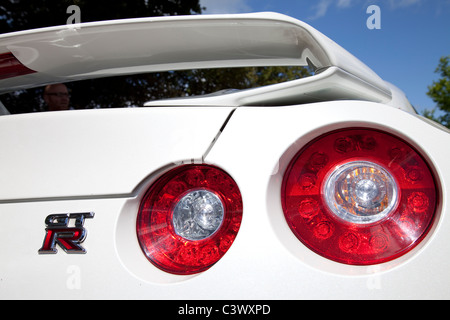 Die hintere Bremse Licht Montage Cluster auf der Rückseite eines weißen Nissan GTR-Sportwagens England UK Stockfoto