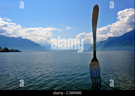 Blick auf den Lac Leman in Vevey. Die Gabel-Skulptur in den See, vor dem Alimentarium Museum (Museum der Ernährung). Stockfoto