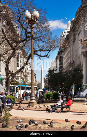 Der Obelisk, gesehen von der Plaza De Mayo, Buenos Aires, Argentinien, Südamerika. Stockfoto