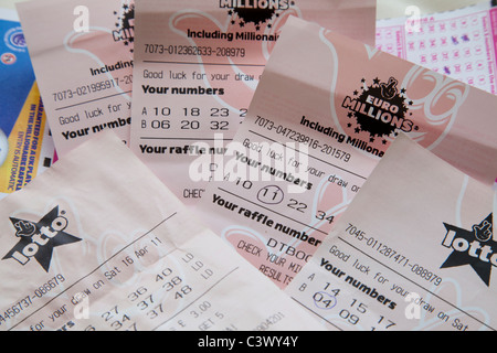 Eine Nahaufnahme von uk-Lotterie-Tickets für Lotto und Euromillions Ziehungen England UK Stockfoto
