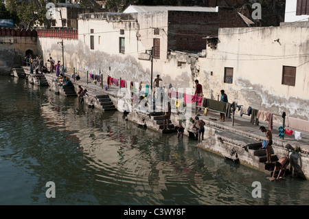 Menschen, die ihre Wäsche in Udaipur. Stockfoto