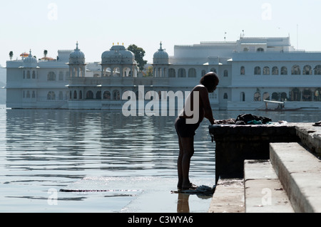 Man seine Wäsche waschen vor dem Palast von Udaipur. Stockfoto