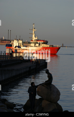 Lotsenboot. Copenhagen Hafen, Dänemark, Statue der kleinen Meerjungfrau Silhouette Stockfoto