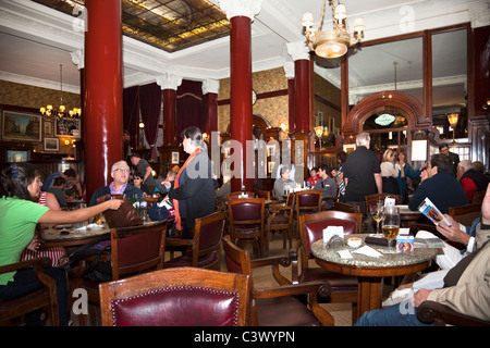 Im Inneren der berühmten Café Tortoni, Avenida de Mayo, Buenos Aires, Argentinien, Südamerika. Stockfoto