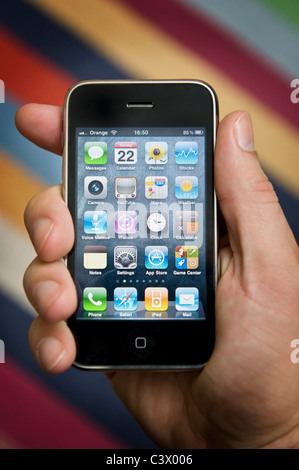 Nahaufnahme von männliche Hand, die ein iPhone über wählen Sie eine App (nur für redaktionelle Nutzung). Stockfoto