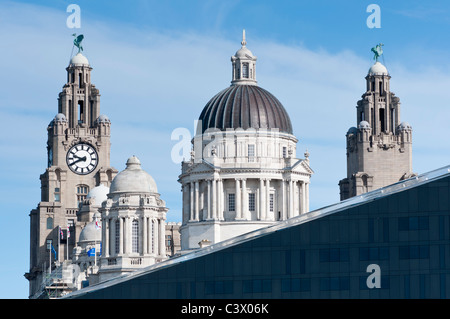 Die königlichen Leber und Port of Liverpool Buildings im Gegensatz zu Mann Insel Neuentwicklung, Liverpool, England. Stockfoto