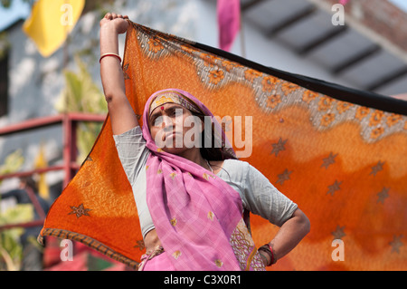 Frau bei der Arbeit in Varnasi Stockfoto