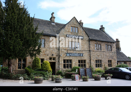 Das Harwick Inn in Derbyshire liegt am Südtor von Hardwick Hall Stockfoto