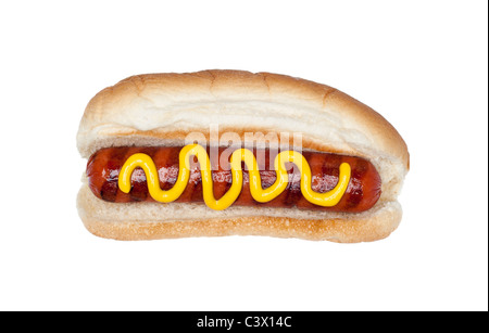 Eine frisch gegrillte Würstchen auf einem Brötchen mit einem Strom von Senf isoliert auf weiss. Stockfoto