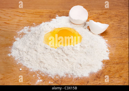 Eine einzelne Eigelb in einem Bett aus Mehl kochen. Stockfoto