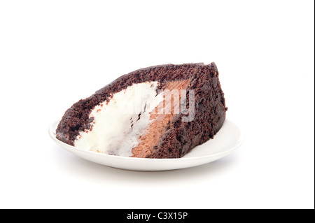 Ein Stück Schokolade und Vanille-Sahne-Torte auf einem weißen Teller. Stockfoto