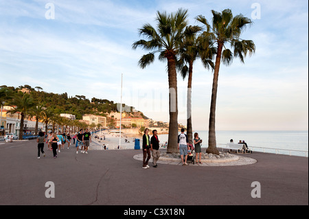 Frühsommer am Abend auf der Promenade des Anglais in Nizza an der Côte d ' Azur Stockfoto