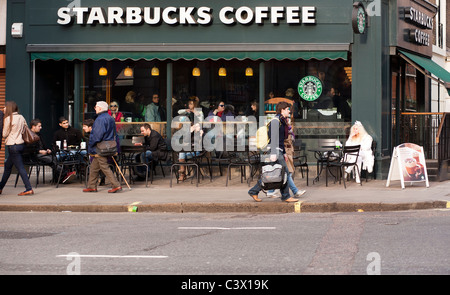 Starbucks Coffee-Shop, Baker Street; Marylebone, London; England, UK, Europa. Stockfoto