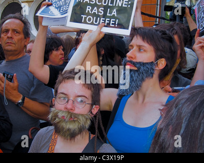 Paris, Frankreich, 'Bartende Frau' bei feministischer Demonstration, gegen Sexismus im Fall Dominique Strauss Kahn, Proteste, feministische Frau Stockfoto