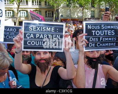 Paris, Frankreich, Gruppe bärtiger französischer Frauen, die Protestzeichen bei der Feministischen Demonstration halten, gegen Medienbehandlung im Vorfall "Dominique Strauss Kahn", Proteste gegen den Sexismus, Gleichstellung, Frauenrechtsbewegung, Parolen für soziale Gerechtigkeit, Frau und Straßenbewegung, weibliche Empowerment-Zeichen Stockfoto