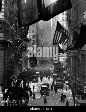 Deutschland kapituliert - Foto zeigt feiern an der Wall Street mit Konfetti, amerikanische Flaggen und Menschenmassen. November 1918 Stockfoto