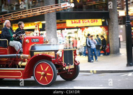 Antike "Dennis" Feuerwehrauto, Shaftesbury Avenue, London, England, UK, Europa Stockfoto