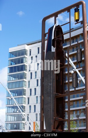 die Arc Apartments und große titanic Modell-Bausatz Skulptur aus titanic Viertel Queens Island Belfast Nordirland Vereinigtes Königreich. Stockfoto