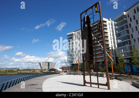 die Arc Apartments und große titanic Modell-Bausatz Skulptur aus titanic Viertel Queens Island Belfast Nordirland Vereinigtes Königreich. Stockfoto