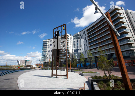 die Arc Apartments und große titanic Modell-Bausatz Skulptur aus titanic Viertel Queens Island Belfast Nordirland Vereinigtes Königreich. Stockfoto