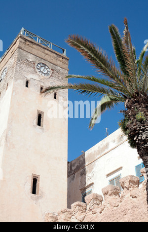 Stadtmauer und Uhrturm, Essaouira, Marokko. Stockfoto