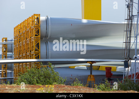 Wind-Turbinenschaufeln für die Errichtung von Windkraftanlagen bei Harland &amp; Wolff Werft Belfast Nordirland Stockfoto