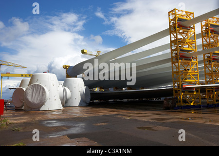 Hub und Klinge Komponenten für den Bau von Windkraftanlagen bei Harland &amp; Wolff Werft Belfast Nordirland Stockfoto