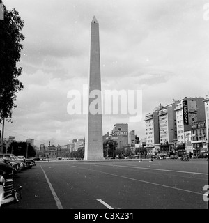 Argentinien der 1950er Jahre. Historische Ansicht der Obelisk, Avenida 9. Juli, Buenos Aires in diesem Bild von J Allan Cash. Stockfoto