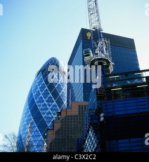 Bau kran in der Nähe der Pinnacle Gebäude core Baustelle mit Blick auf die gerkin gherkin Bürogebäude von Bishopsgate in London, UK KATHY DEWITT Stockfoto