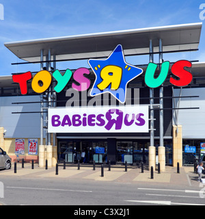 Eingang zu Toys is US und Babygeschäft Babies R US Markenzeichen und Logos auf dem großen Einkaufspark West Thurrock Essex England UK Stockfoto