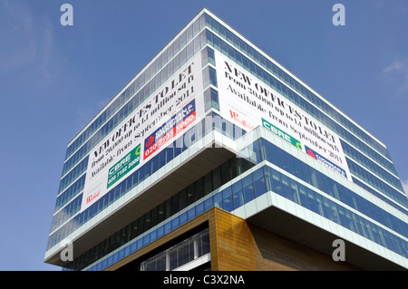 Große Werbeflächen an der Ecke des modernen Bürogebäudes am Westfield Einkaufszentrum neben Stratford Bahnhof & Olympic Park 2012 zu lassen. Stockfoto