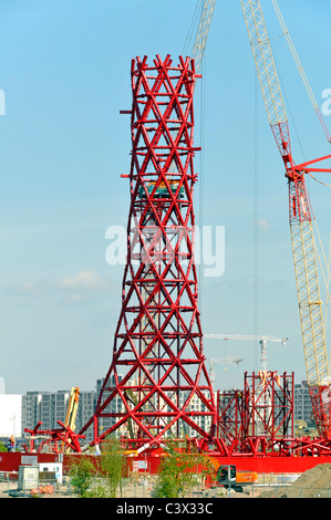 Baustellenkran errichtet zentralen strukturellen Kern aus Stahl Rahmen auf ArcelorMittal Orbit Tower London 2012 Olympic Park Stratford VEREINIGTES KÖNIGREICH Stockfoto