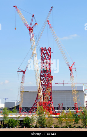 Zentrum strukturelle roter Stahl Kern von ArcelorMittal Orbit Turm für die Olympischen Spiele 2012 in London & hohe Kräne auf der Baustelle, Stratford, Newham East London Großbritannien Stockfoto