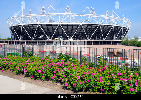 Blumen gepflanzt Greenway Fußweg & Fahrrad Radweg Böschung oben Joseph Bazalgette Northern Outfall Kanalisation 2012 Olympiastadion East London VEREINIGTES KÖNIGREICH Stockfoto