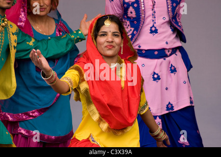 Sikh indische Tänzer in Tracht Kostüm Stockfoto