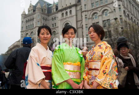 Washington DC, drei japanische Frauen in traditioneller Kleidung mit dem alten Postamt Pavillon im Hintergrund. Stockfoto