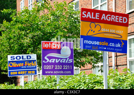 Auswahl von Immobilien Werbetafeln für Haus Transaktion, bei der verschiedene Grundstück wurde verkauft oder Verkauf vereinbarten South London England Großbritannien Stockfoto