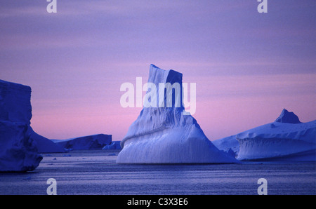 Antarktis. Landschaft. Schwimmenden Eisberg bei Sonnenaufgang. Stockfoto