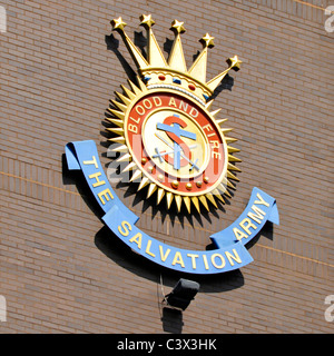 Die Heilsarmee eine christliche Kirche und Nächstenliebe Wappen an der Wand der BRITISCHEN territorialen Hauptsitz Elephant und Castle London England Großbritannien Stockfoto