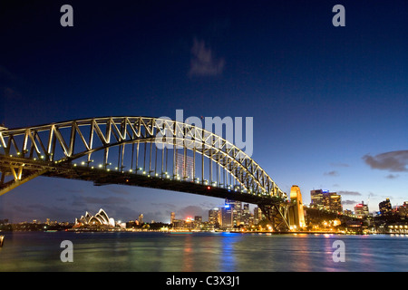 Australien, Sydney Harbour Bridge und das Opernhaus in der Abenddämmerung. Stockfoto