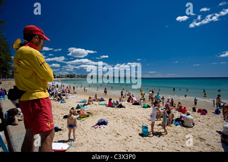 Australien, Sydney Manly Beach, Rettungsschwimmer, die auf der Suche nach Schwimmer und Surfer. Stockfoto