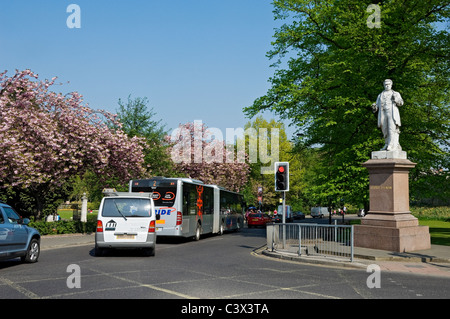 Station-Road-Warteschlangen im Frühjahr und Statue von George Leeman York North Yorkshire England Großbritannien GB Großbritannien Stockfoto