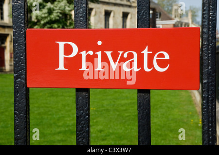 Nahaufnahme der Beschilderung auf dem Gate North Yorkshire England Großbritannien Großbritannien Großbritannien Großbritannien Großbritannien Großbritannien Großbritannien Großbritannien Großbritannien Großbritannien Stockfoto