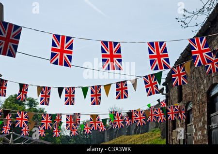 Union Jack Flaggen Flaggen Fahnenfahne vor blauem Himmel rot weiß und blau England Vereinigtes Königreich GB Großbritannien Großbritannien Großbritannien Großbritannien Stockfoto